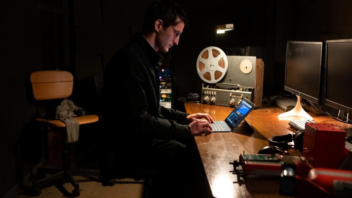 El sonido es uno de los elementos más importantes de la película. El sonido es uno de los elementos más importantes de la película.