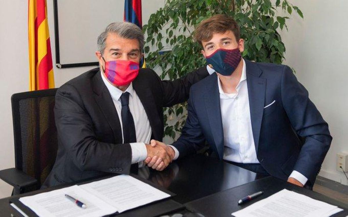 Laporta felicita a Nico González por su renovación con el Barça en las oficinas del Camp Nou. Laporta felicita a Nico González por su renovación con el Barça en las oficinas del Camp Nou.