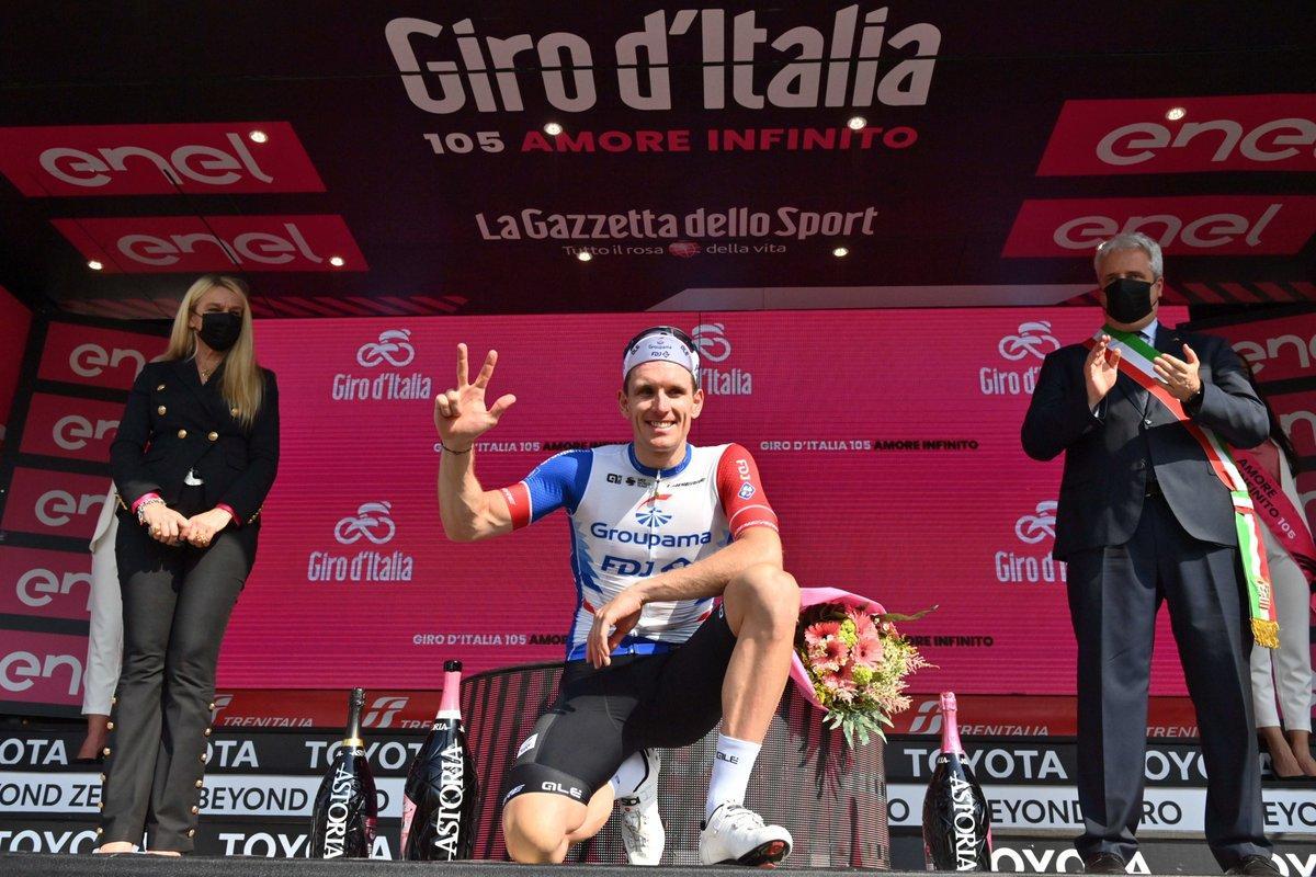 Arnaud Démare celebra la tercera victoria en el podio del Giro.