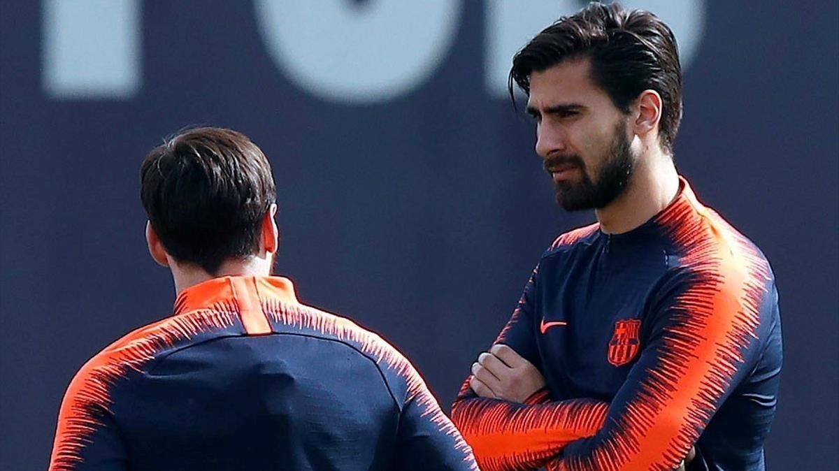 André Gomes charla con Messi en un entrenamiento del Barça. André Gomes charla con Messi en un entrenamiento del Barça.