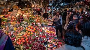 La inflación sube al 6% en febrero, con alza récord de alimentos del 16,6%. En la foto, un puesto de frutas del mercado de La Boqueria, en Barcelona.