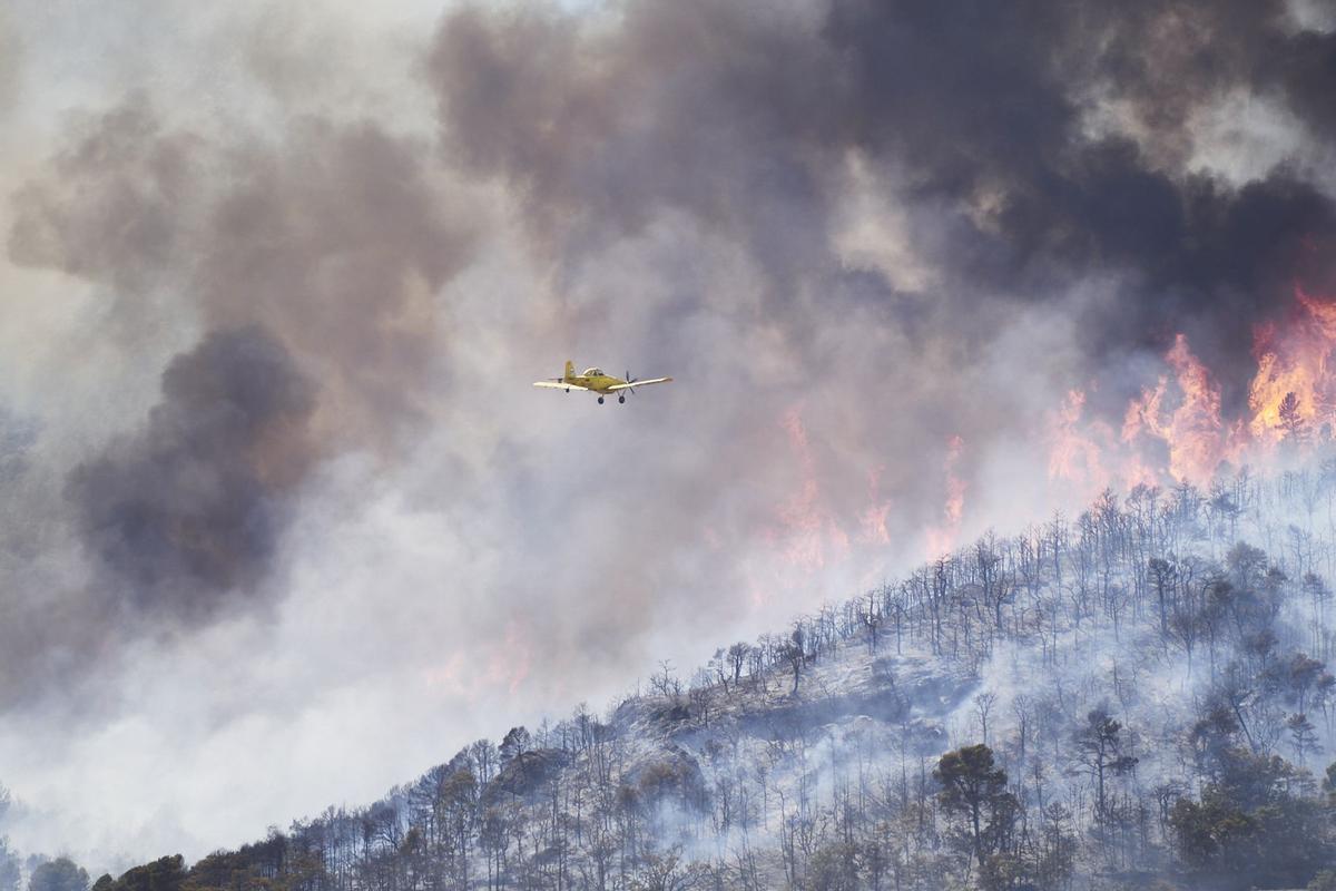 Labores de extinción, el pasado domingo, de un incendio forestal entre Peramola y Oliana (Lleida). EFE/ Marc Marrero