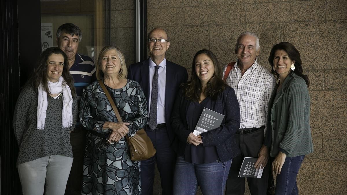Miembros del Observatori de Bioética y Derecho de la UB. Entre ellos, Manuel López Baroni (segundo por la izquierda), María José Plana (tercera por la derecha), Lluís Cabré (segundo por la derecha) e Itziar de Lecuona (primera por la derecha). Miembros del Observatori de Bioética y Derecho de la UB. Entre ellos, Manuel López Baroni (segundo por la izquierda), María José Plana (tercera por la derecha), Lluís Cabré (segundo por la derecha) e Itziar de Lecuona (primera por la derecha).