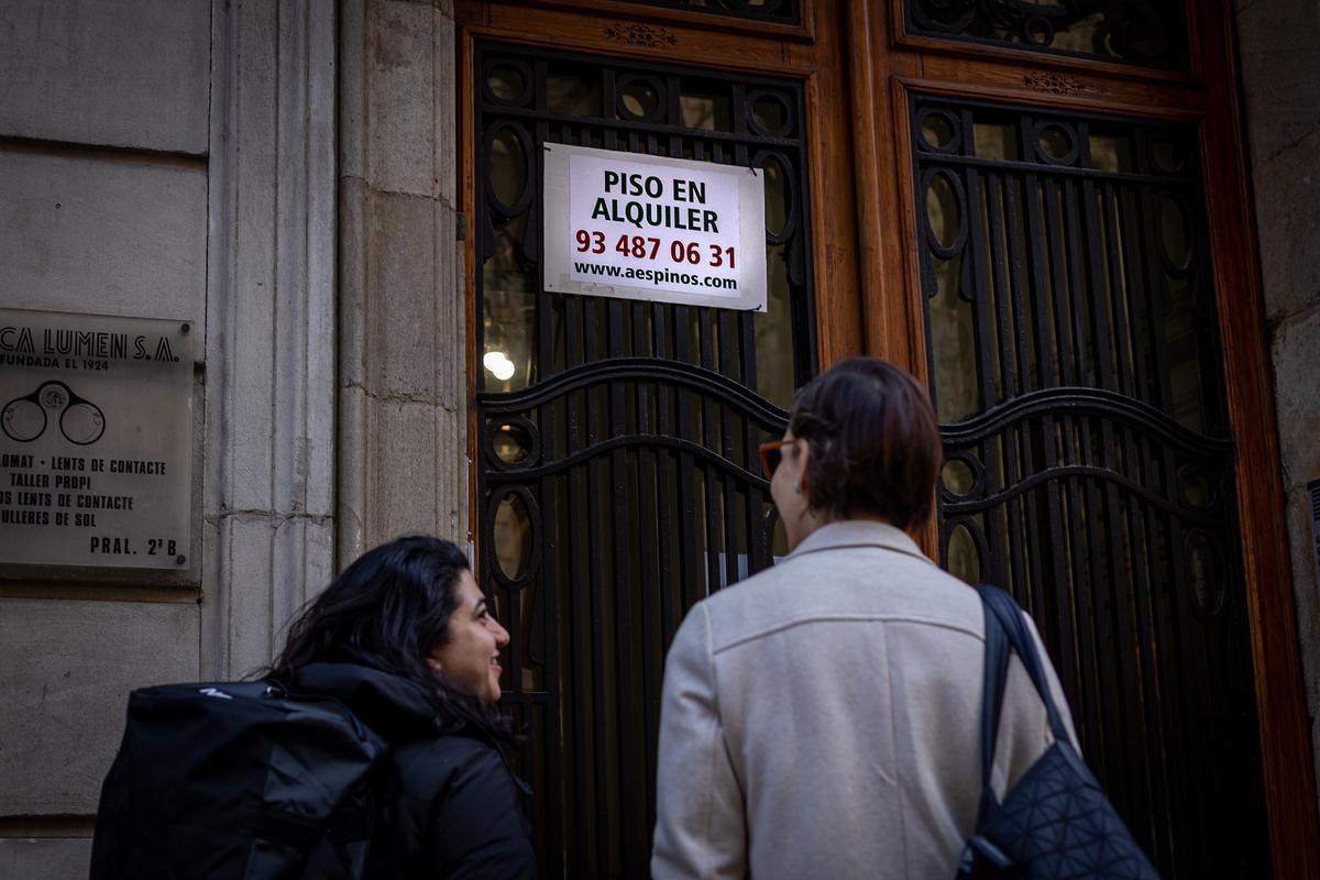 Cartel de alquiler en un portal de Barcelona, el mes pasado.