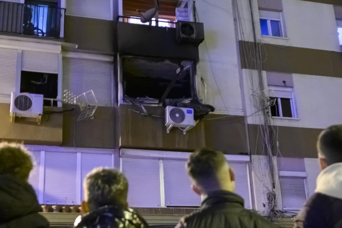 Imagen del edificio afectado por el incendio de una vivienda de la segunda planta de un edificio de la calle Moguer de Sevilla y en la que varias personas, entre ellas menores quedaron atrapadas. EFE/ Raúl Caro