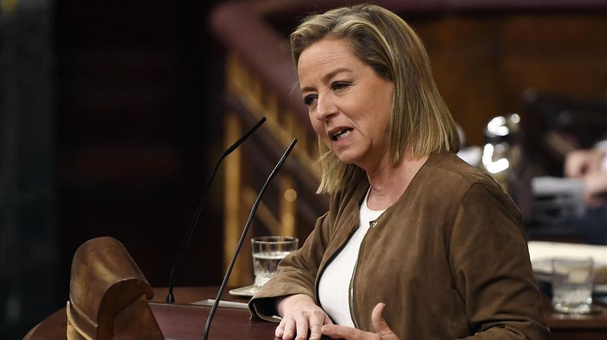 Ana Oramas, en el Congreso, tras anunciar su voto negativo a Pedro Sánchez Ana Oramas, en el Congreso, tras anunciar su voto negativo a Pedro Sánchez