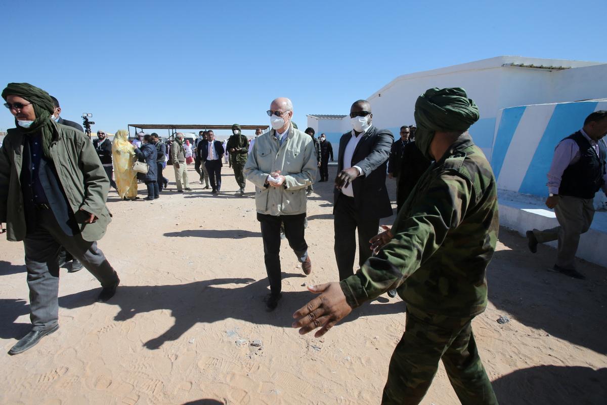 El enviado especial de la ONU para en Sahara, Staffan de Mistura, durante una visita a los campos de refugiados saharuis en Tinduf (Argelia), el pasado enero.