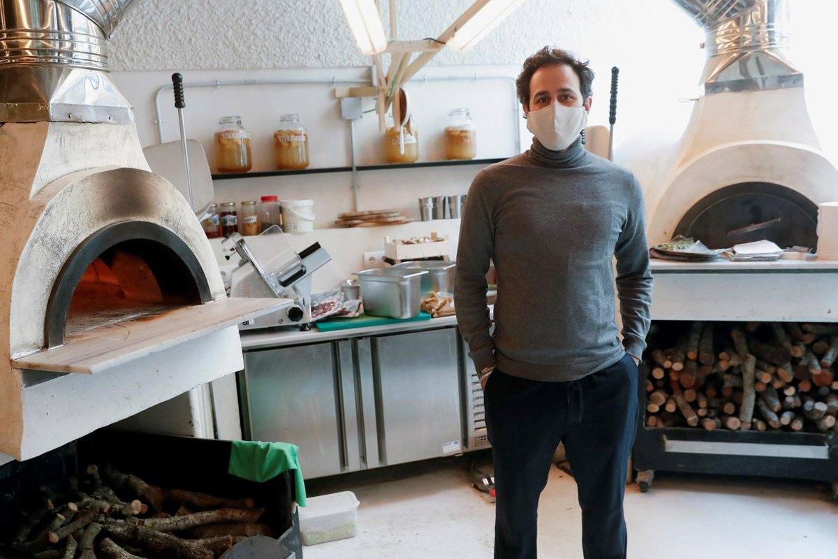 El coofundador de MO de Movimiento, Felipe Turell, junto a los hornos de pizza del restaurante, que también calientan el local. El coofundador de MO de Movimiento, Felipe Turell, junto a los hornos de pizza del restaurante, que también calientan el local.