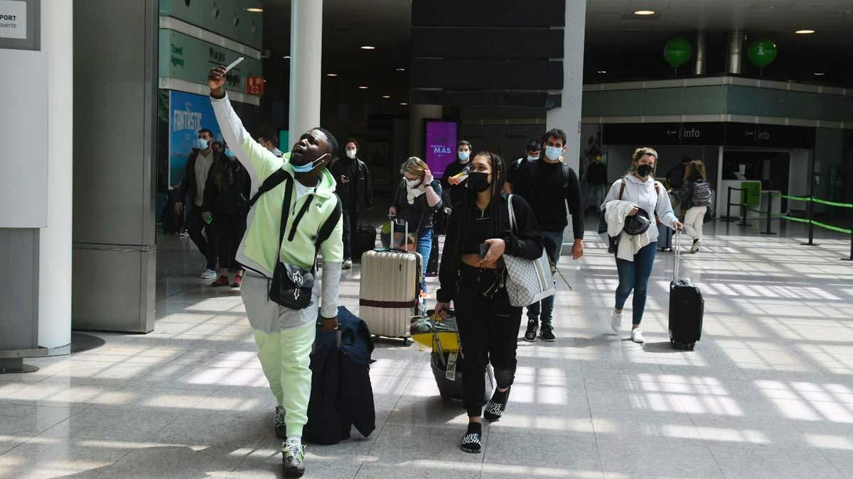 Turistas ingleses a su llegada al aeropuerto de Barcelona-El Prat. Turistas ingleses a su llegada al aeropuerto de Barcelona-El Prat.