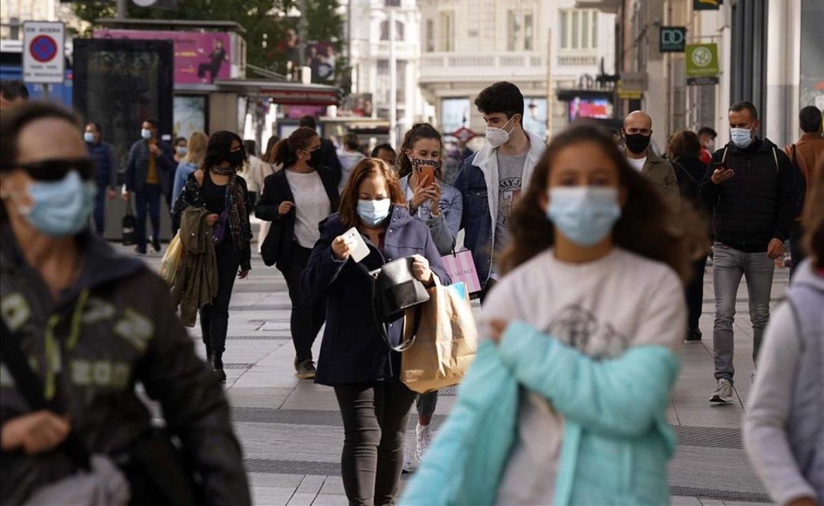 Gente con mascarilla paseando por el centro de Madrid, el pasado día 2. Gente con mascarilla paseando por el centro de Madrid, el pasado día 2.