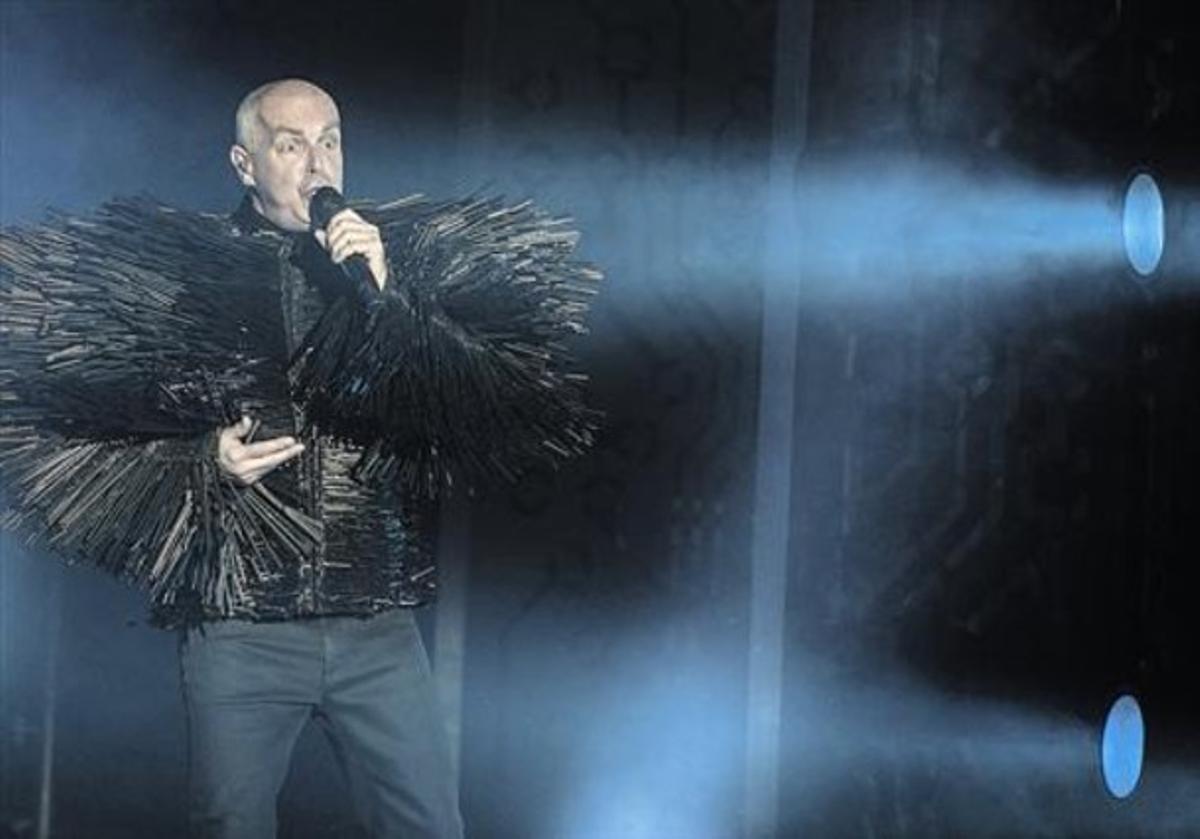 Neil Tennant luciendo una excéntrica chaqueta-erizo, durante la actuación anoche en el Festival de Cap Roig.