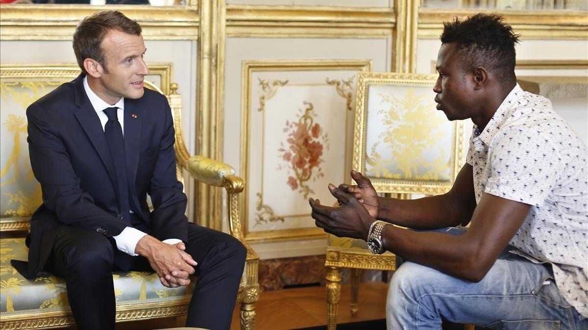 Macron recibe a Mamoudou Gassama.  
