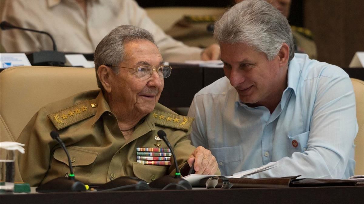 Raúl Castro (izquierda) y Miguel Díaz-Canel, cuando eran presidente y vicepresidente de Cuba, respectivamente, el 8 de julio del 2016, en La Habana. Raúl Castro (izquierda) y Miguel Díaz-Canel, cuando eran presidente y vicepresidente de Cuba, respectivamente, el 8 de julio del 2016, en La Habana.