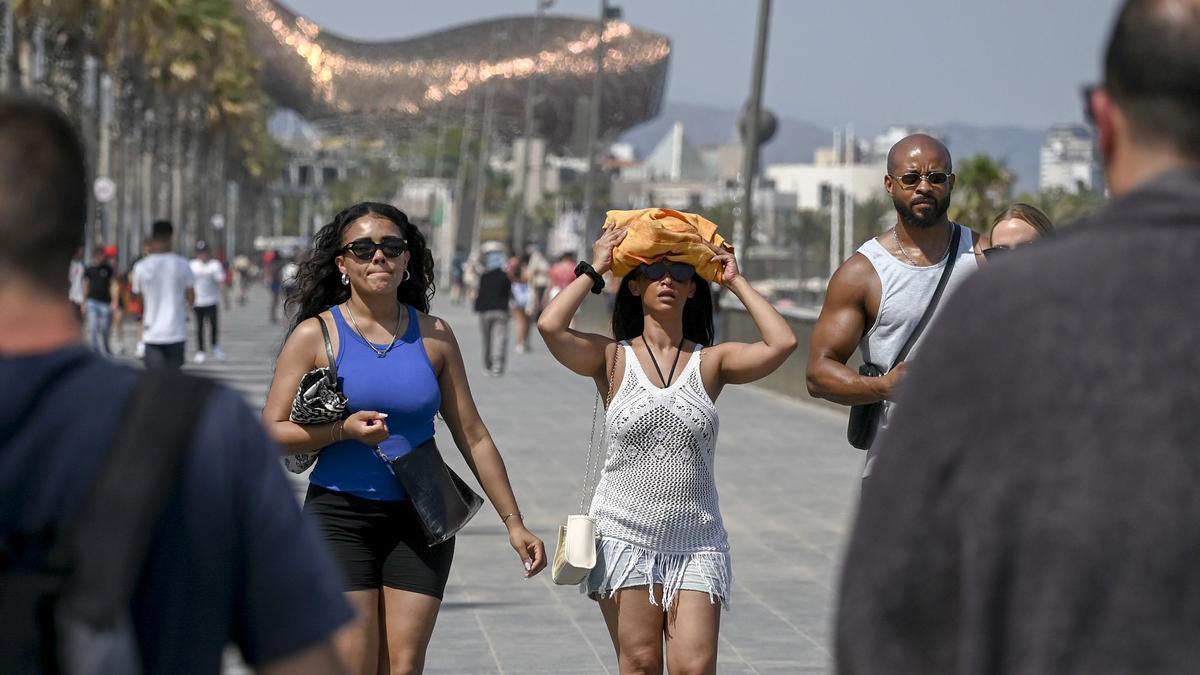 Toallas para protegerse del sol en el Paseo Marítimo de Barcelona