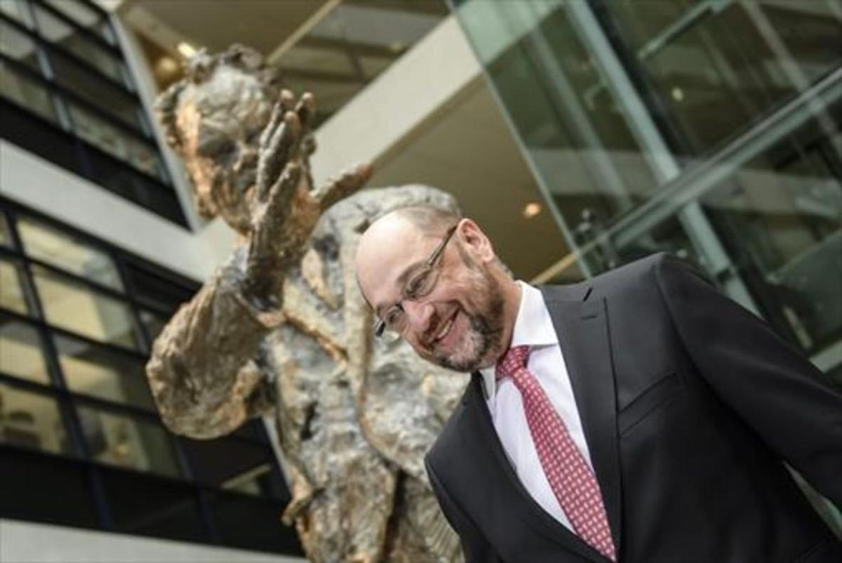 Schulz, junto a una estatua de Willy Brand, en la sede del partido, en enero. Schulz, junto a una estatua de Willy Brand, en la sede del partido, en enero.