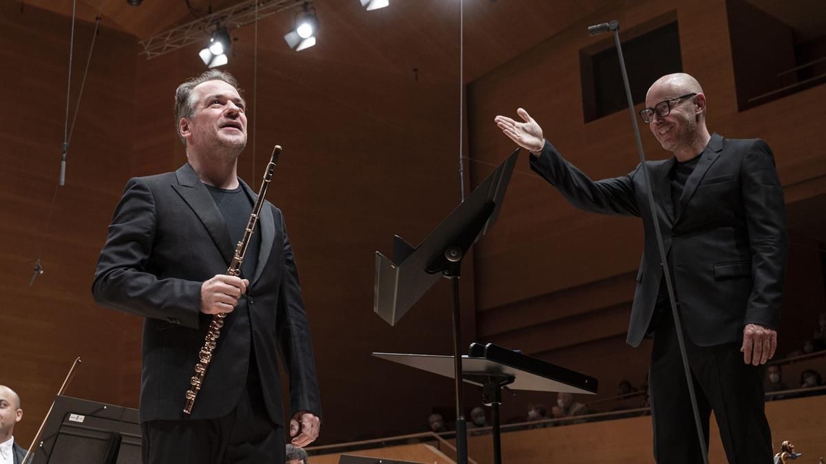 El flautista Emmanuel Pahud con el director Baldur Bronnimann en L’ Auditori de Barcelona. El flautista Emmanuel Pahud con el director Baldur Bronnimann en L’ Auditori de Barcelona.