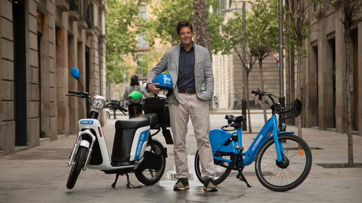 Timo Buetefisch, CEO de Cooltra, con sus bicis y motos de sharing. Timo Buetefisch, CEO de Cooltra, con sus bicis y motos de sharing.