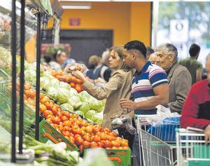 El Govern cita els supermercats, el sector primari i la indústria per abordar l’augment dels preus dels aliments