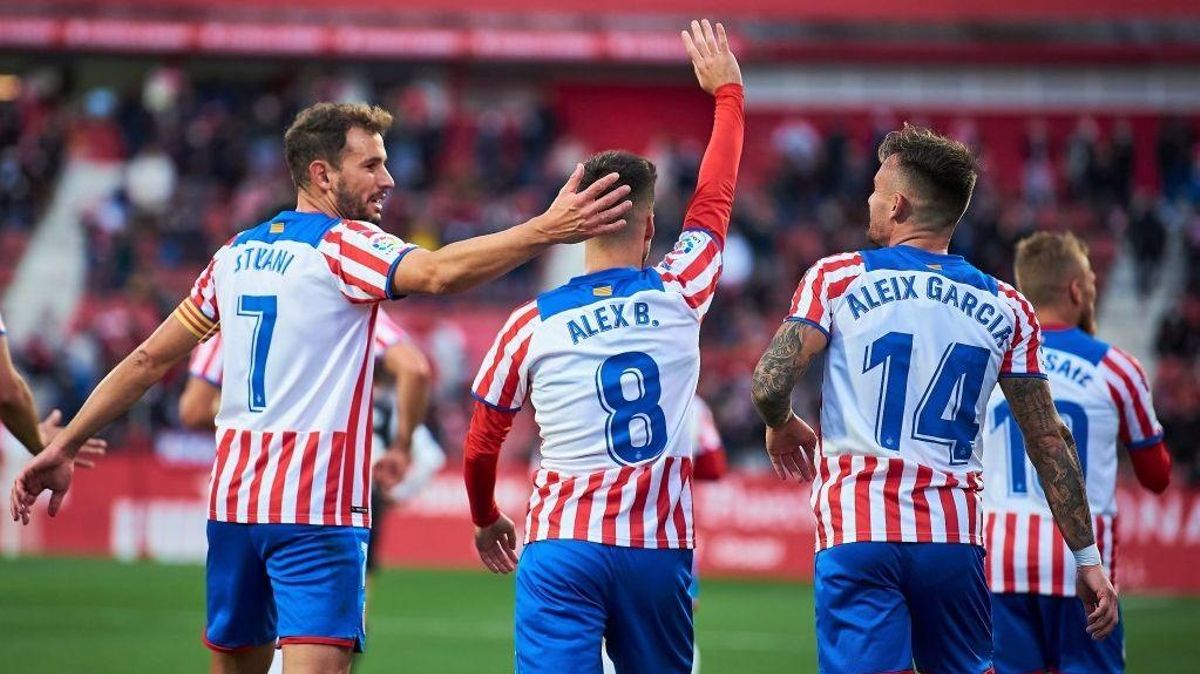Álex Baena, felicitado por sus compañeros tras marcar el 1-0 al Cartagena. Álex Baena, felicitado por sus compañeros tras marcar el 1-0 al Cartagena.