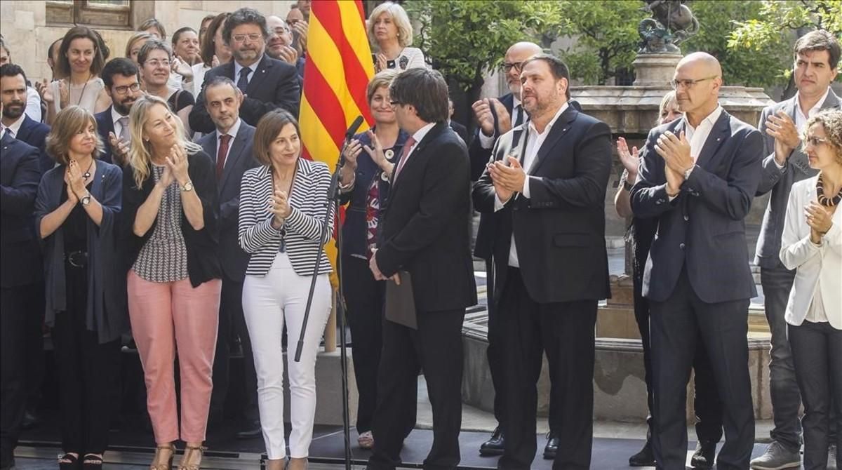 El ’president’ Carles Puigdemont, junto a su Govern, en el anuncio de la fecha y la pregunta del referéndum, en el Palau de la Generalitat. El ’president’ Carles Puigdemont, junto a su Govern, en el anuncio de la fecha y la pregunta del referéndum, en el Palau de la Generalitat.
