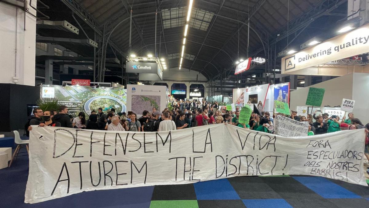Protesta por la celebración de The District, una feria inmobiliaria de fondos de inversión.