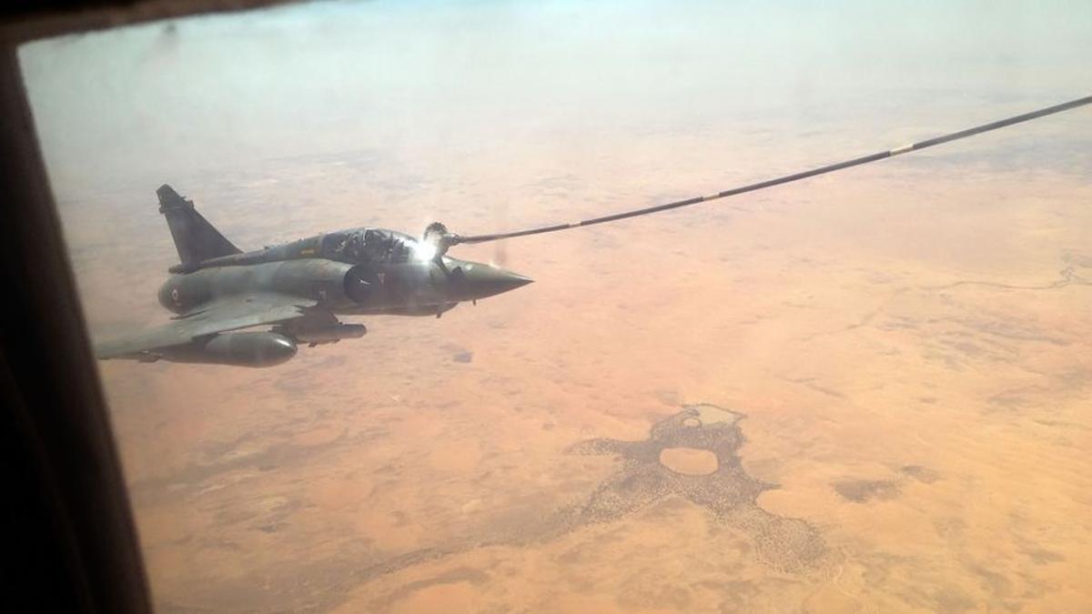 Un avión español reabastece combustible a un ’caza’ francés en Malí.