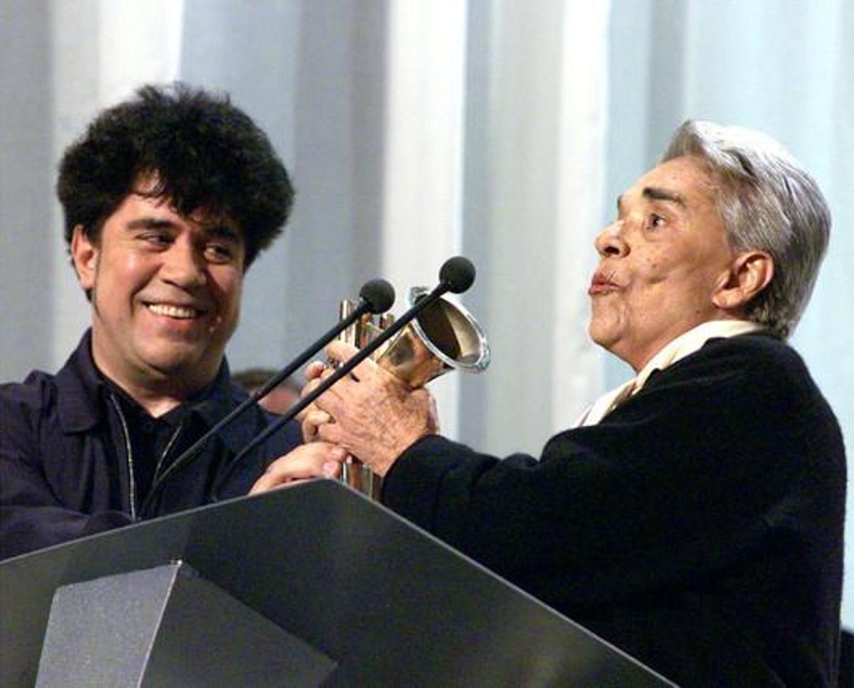 Pedro Almodóvar entrega un premio a Chavela Vargas, en abril de 1999. Pedro Almodóvar entrega un premio a Chavela Vargas, en abril de 1999.