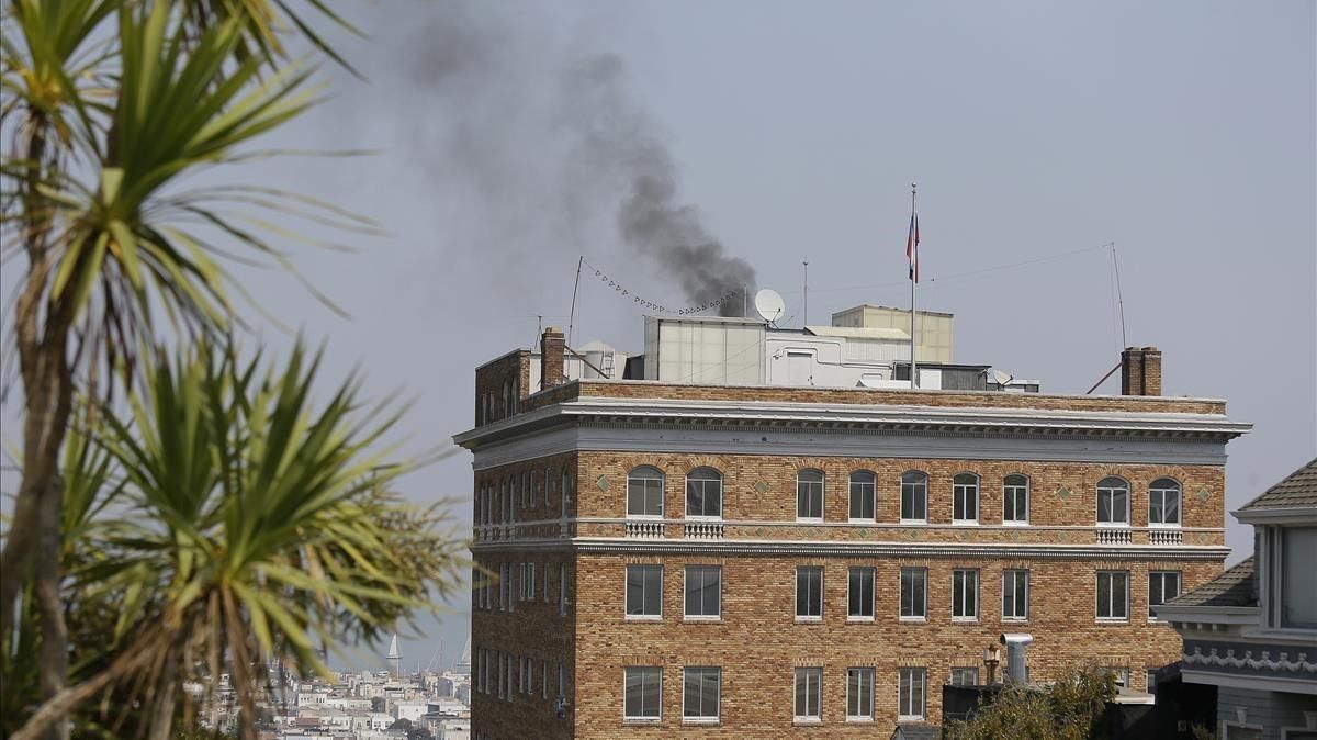 Vista del humo negro saliendo de la chimenea del consulado ruso en San Francisco. Vista del humo negro saliendo de la chimenea del consulado ruso en San Francisco.