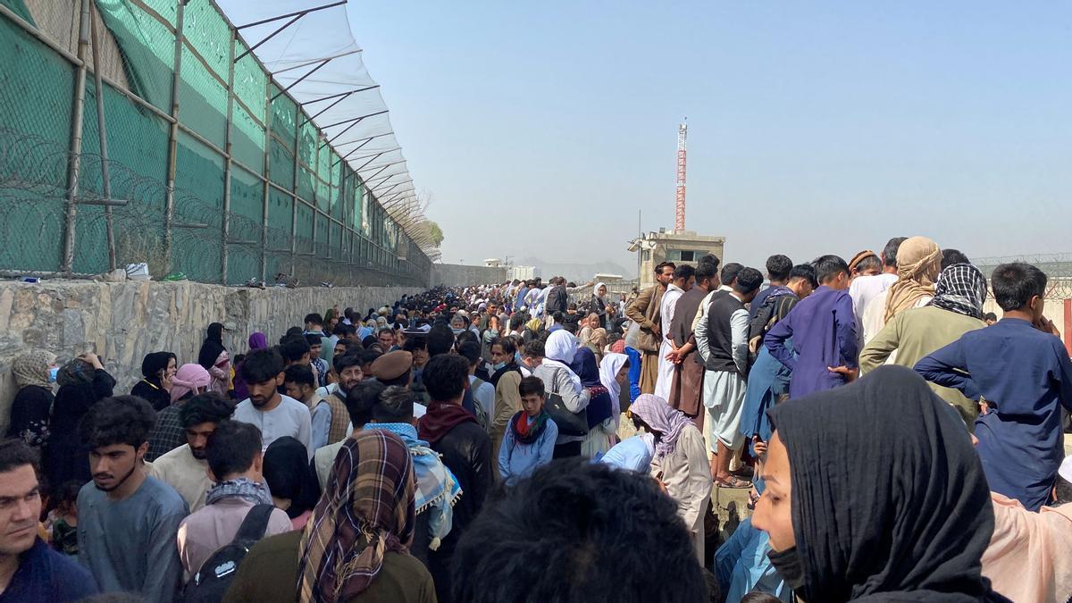 La población afgana se concentra en los alrededores del aeropuerto de Kabul