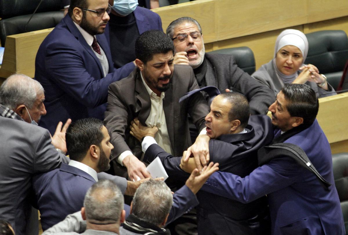 Diputats jordans s’enfronten a cops de puny enmig d’un debat parlamentari