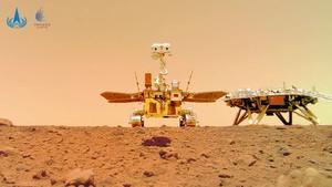 El rover chino Zhurong, cerca de la plataforma de aterrizaje, en la superficie de Marte.