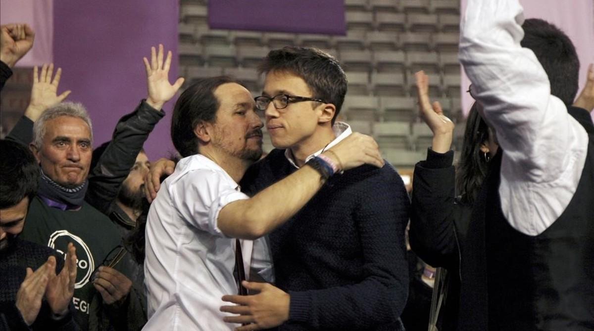 Pablo Iglesias e Íñigo Errejón se dan un frío abrazo en el congreso de Podemos celebrado en el palacio de Vistalegre. 