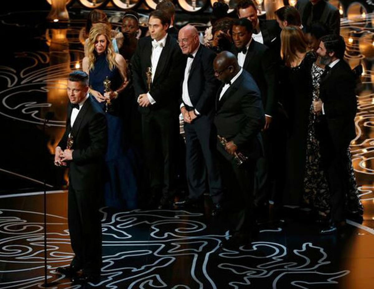 El equipo de ’12 años de esclavitud’ recoge el Oscar a mejor película.