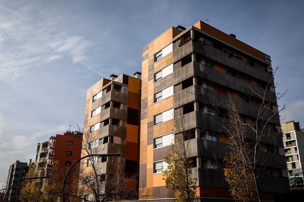 Imagen de un edificio en uno de los barrios con alquileres más baratos en Barcelona Imagen de un edificio en uno de los barrios con alquileres más baratos en Barcelona