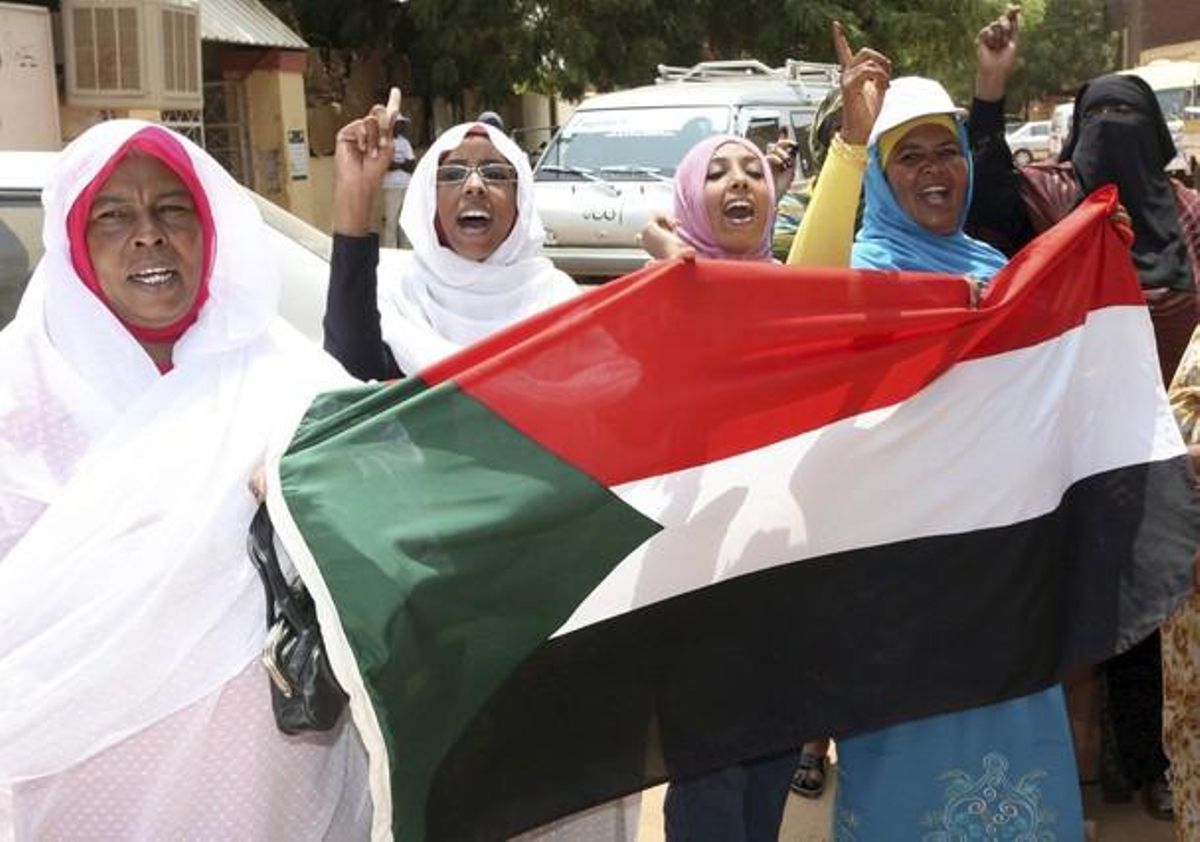 Mujeres sudanís celebran con banderas del país la separación de Sudán del Sur del norte en Jartum. Mujeres sudanís celebran con banderas del país la separación de Sudán del Sur del norte en Jartum.