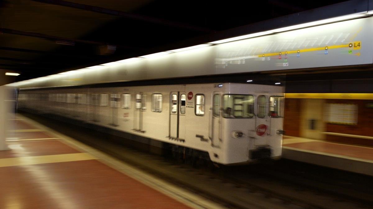 Un convoy del Metro pasa por la estación de Bogatell.