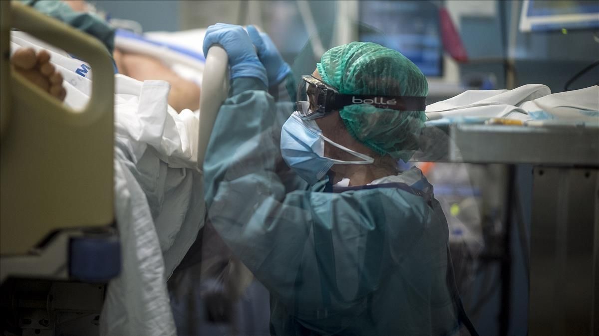 Una sanitaria en la ’uci covid’ del Hospital del Mar de Barcelona, el 8 de enero. Una sanitaria en la ’uci covid’ del Hospital del Mar de Barcelona, el 8 de enero.