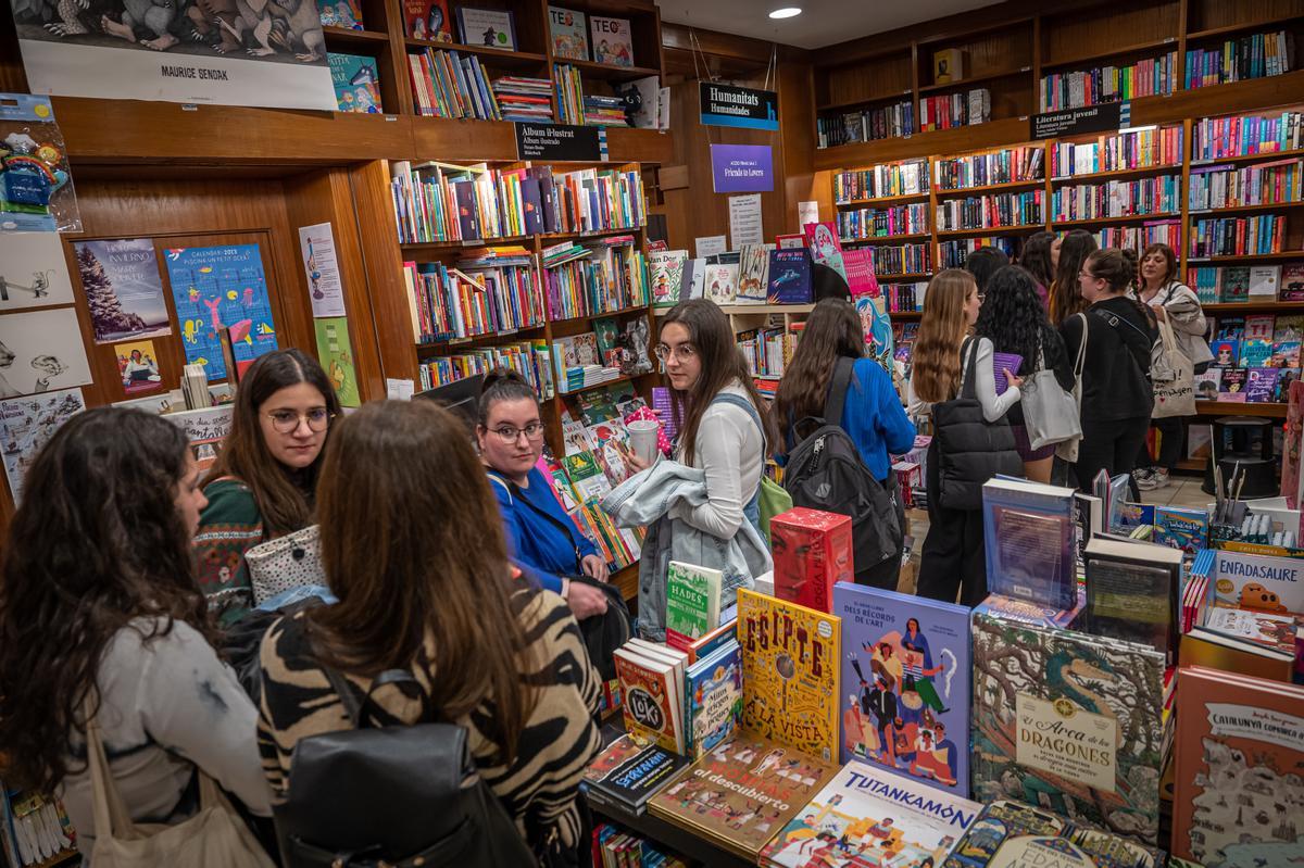 Lectoras esperando a recibir las firmas de la escritoras en la librería Alibri