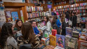 Què llegeixen les joves: viatge de les fantasies fosques a la recerca de la perfecció a la convenció literària de Barcelona