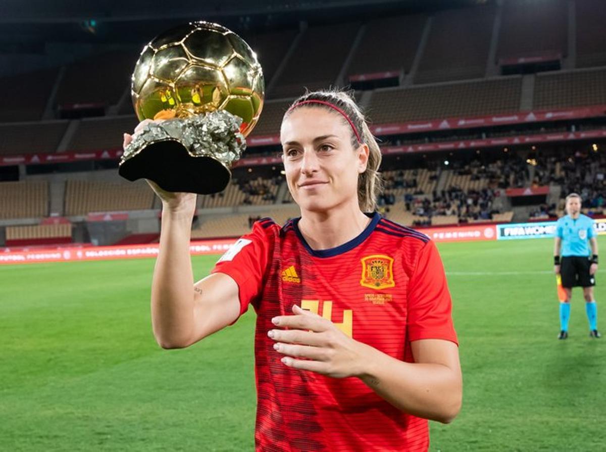 Alexia Putellas ofrece el Balón de Oro en el estadio de La Cartuja de Sevilla antes del España-Escocia.