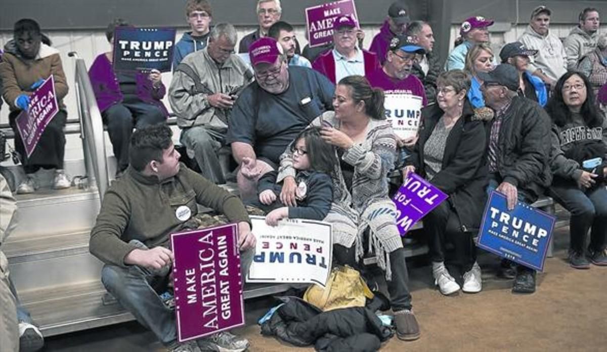 Seguidores de Donald Trump esperan el inicio de un mitin del candidato republicano en Springfield (Ohio). Seguidores de Donald Trump esperan el inicio de un mitin del candidato republicano en Springfield (Ohio).