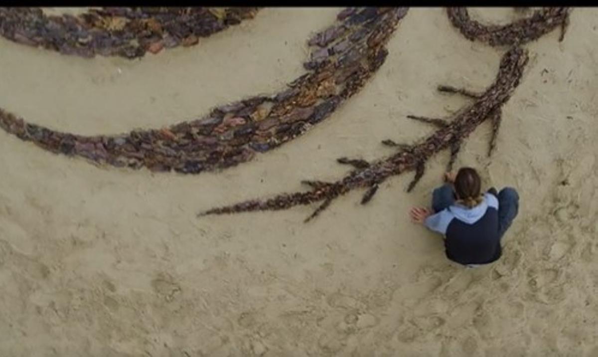 La playa de San Sebastián luce el escudo Targaryen en la arena en un vídeo de 'House of the Dragon'
