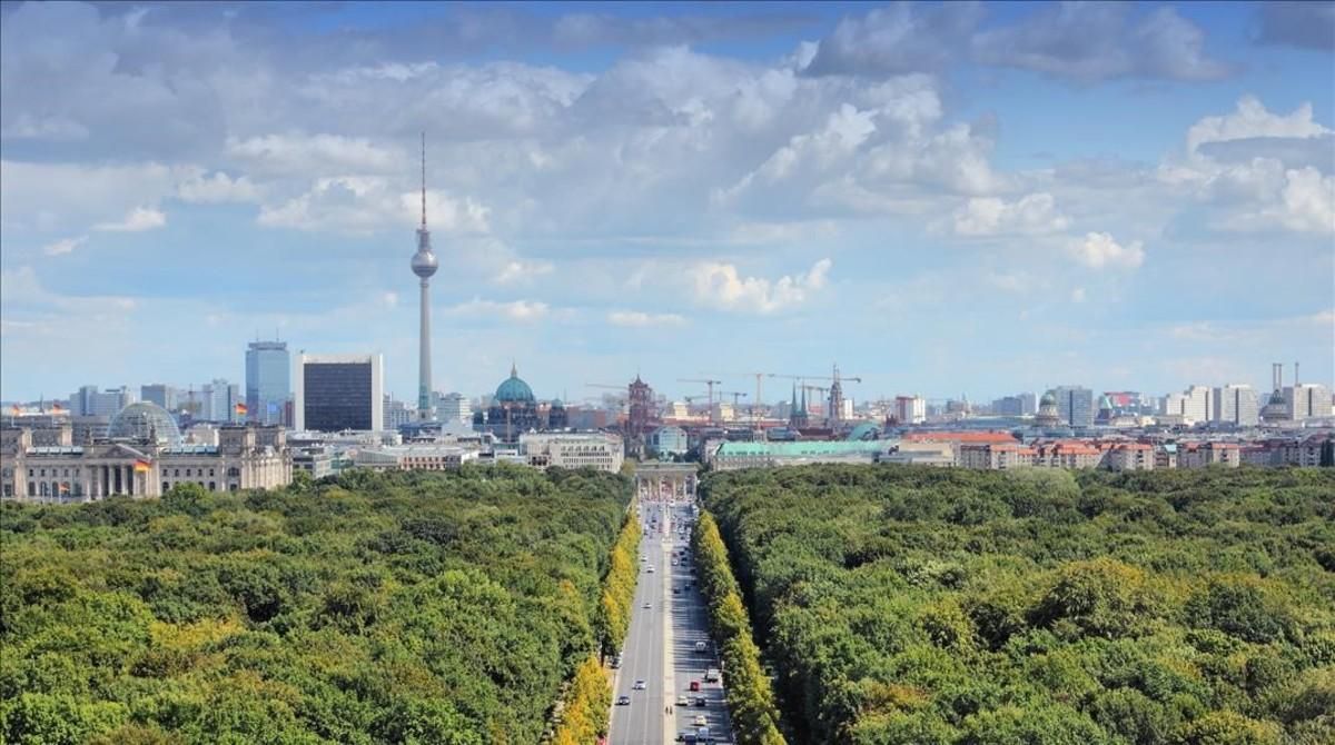 Vista del Tiergarten de Berlín, con la torre de comunicaciones al fondo. Vista del Tiergarten de Berlín, con la torre de comunicaciones al fondo.