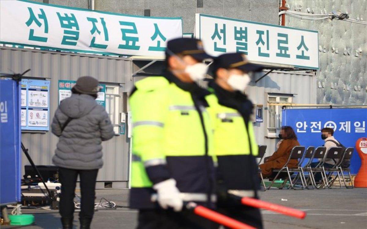 Policías de Corea del Sur resguardan un hospital de la ciudad de Daegu por el coronavirus.