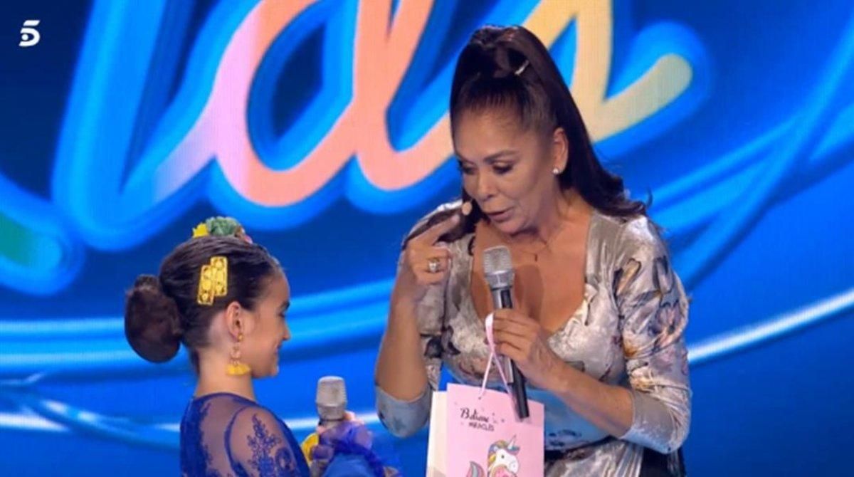 Cayetana, de 8 años, con la Pantoja, en T-5. Cayetana, de 8 años, con la Pantoja, en T-5.
