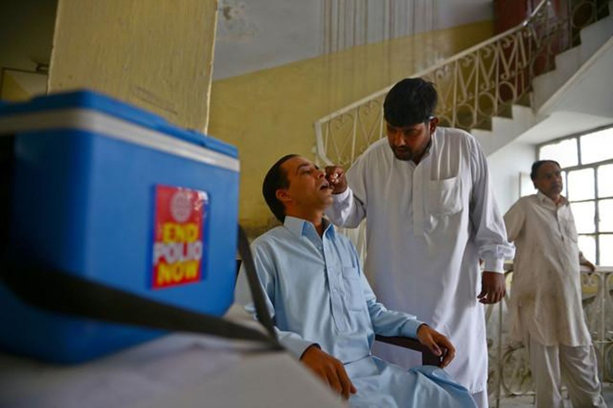 Un sanitario paquistaní suministra la vacuna de la polio en Rawalpindi, este lunes. Un sanitario paquistaní suministra la vacuna de la polio en Rawalpindi, este lunes.