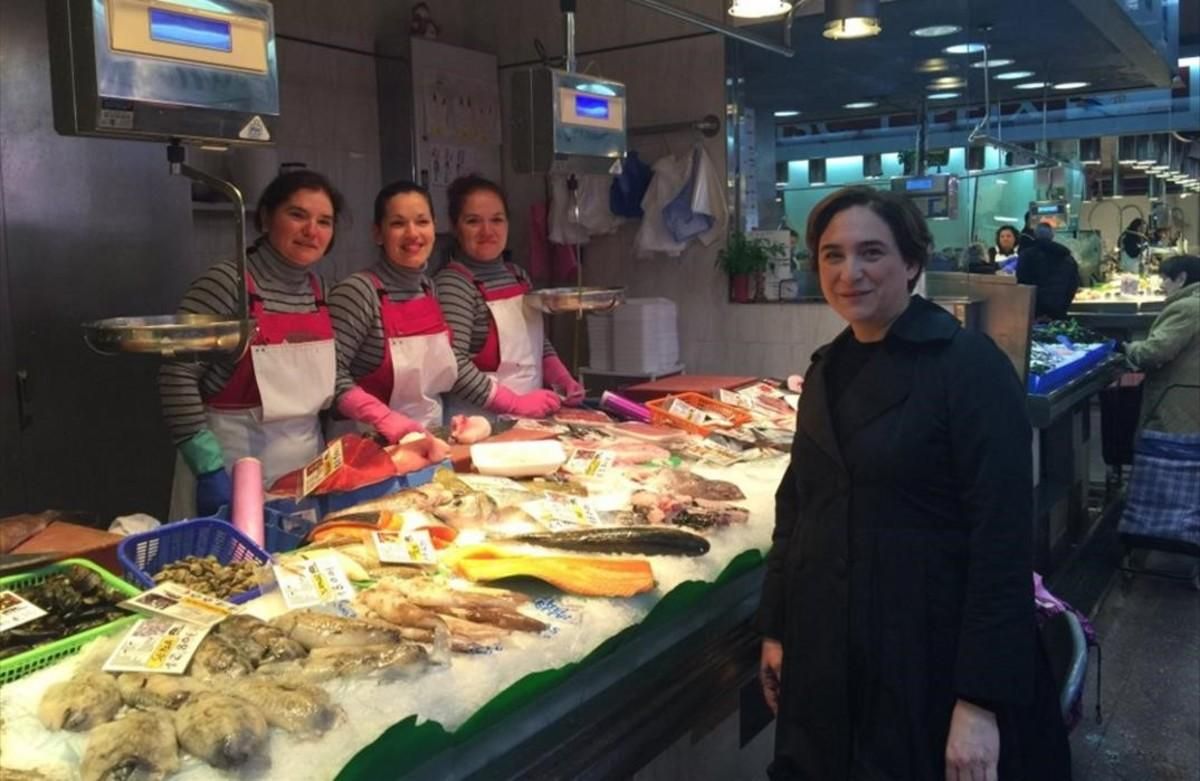 Ada Colau, en el Mercat de la Concepció, en Barcelona, este sábado. Ada Colau, en el Mercat de la Concepció, en Barcelona, este sábado.