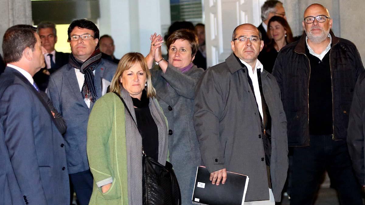 El magistrado impone una fianza de 25.000 euros a los otros cuatro imputados.