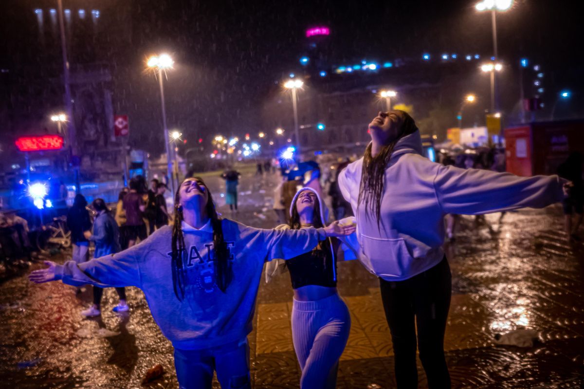 Tres asistentes a uno de los conciertos de la Mercè, en Barcelona, disfrutan de la lluvia que causó la cancelación del acto, el pasado 23 de septiembre. Tres asistentes a uno de los conciertos de la Mercè, en Barcelona, disfrutan de la lluvia que causó la cancelación del acto, el pasado 23 de septiembre.