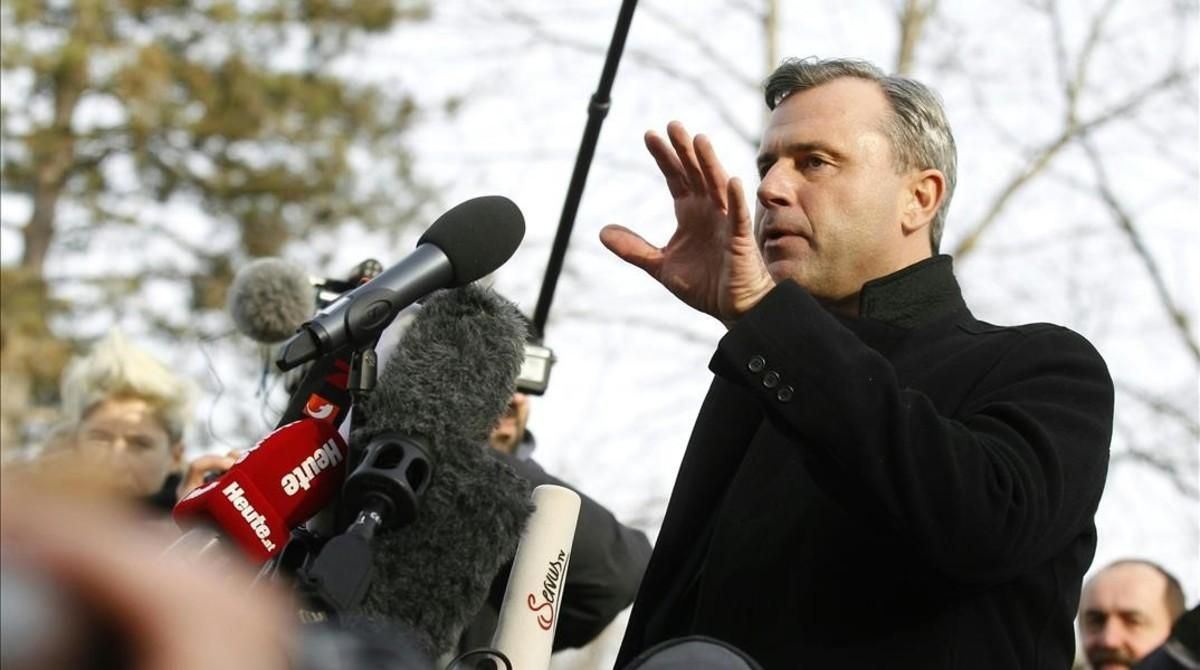 El candidato ultra Norbert Hofer tras despositar su voto. El candidato ultra Norbert Hofer tras despositar su voto.